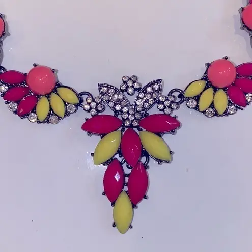 Amrita Singh Melissa Fushia, yellow & crystal floral statement necklace. NWT.