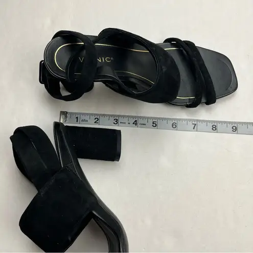 Vionic  Yasmin Strappy Sandal Women SZ 7 Black Chunky Heel Comfort NWOT TINY FLAW