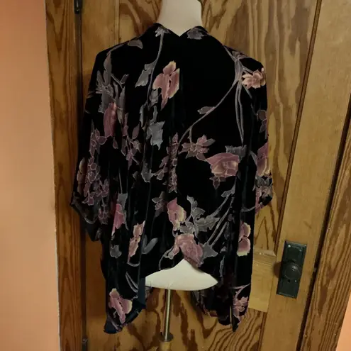 Entro Urban Outfitters Floral Velvety Kimono