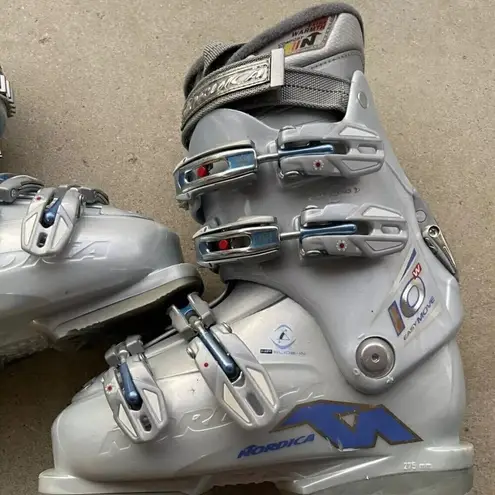 Nordica 10W Easy Move Skiing Ski Boots Women’s Sz 9/9.5 US Size Silver Gray Blue