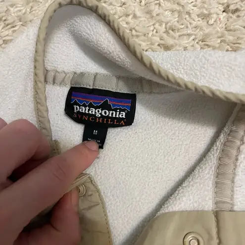 Patagonia  synchilla t strap white and beige size medium