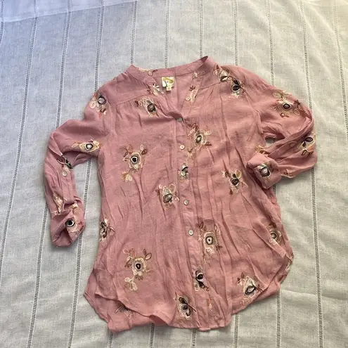 Fig and flower embroidered button down blouse in dusty rose. Pink Size M