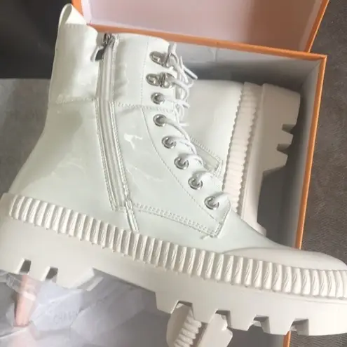 Chase and Chloe Chelsey Shiny Patent Lug Sole Lace Up Side Zip Combat Boots 7