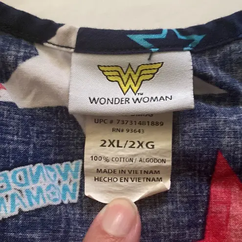 DC Comics Wonder Woman cartoon print women’s scrub top, size 2XL