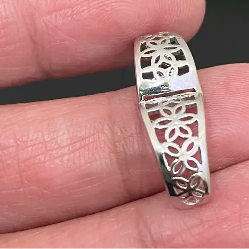 925 Signed Sterling Silver Flower Filigree Huggie Mini Hoop Earrings 3g.