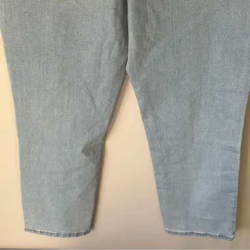 Sonoma NWT!  The Everyday Straight Jean Light Wash Size 24W