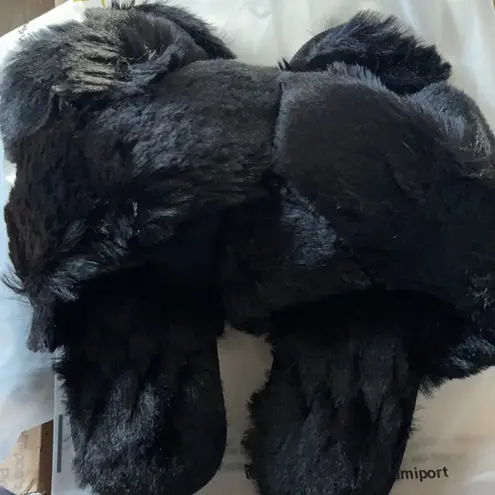 Woman’s Black Fluffy Faux Fur Slippers Size undefined
