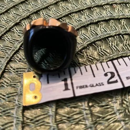 Simply stunning navy blue with gold colored trim and crystals flower ring EUC Size 6