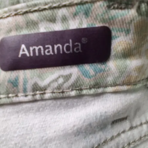 Gloria Vanderbilt NWOT AMANDA Floral Patterned Capri Pants