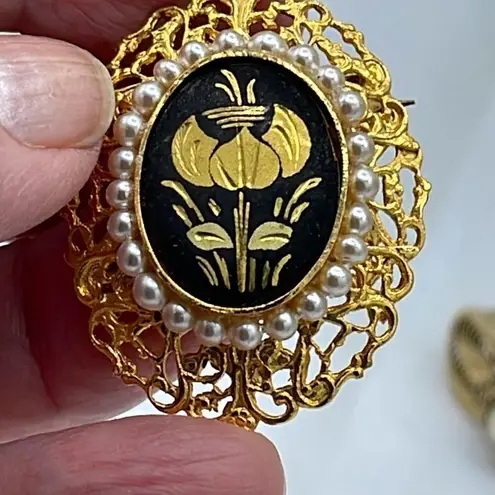 Set of 2 vintage Damask style seed pearl filigree brooches. Black