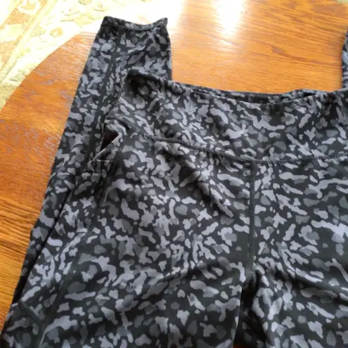Women’s HR Sports 28” Leggings in Camo Black Combo sz lg EUC