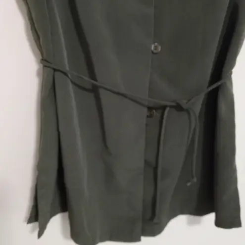 Kathie Lee Sleeveless Button Front Tie Back Collared Top in Army Green Size L