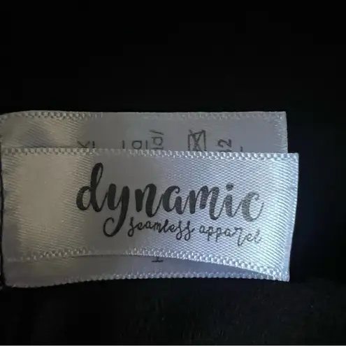 Dynamic Seamless Black V