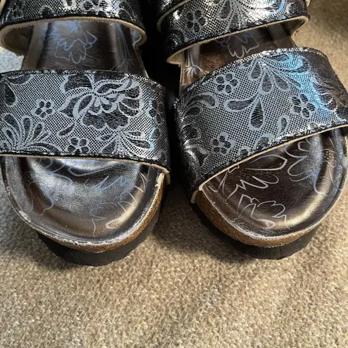 Muk Luks | Emery Wedge Sandal Womens 8 Metallic Silver Floral Cork Slip On