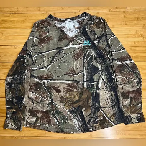 Realtree Women’s Long Sleeve V-Neck Camouflage Outdoor Enthusiast Shirt|Size:L