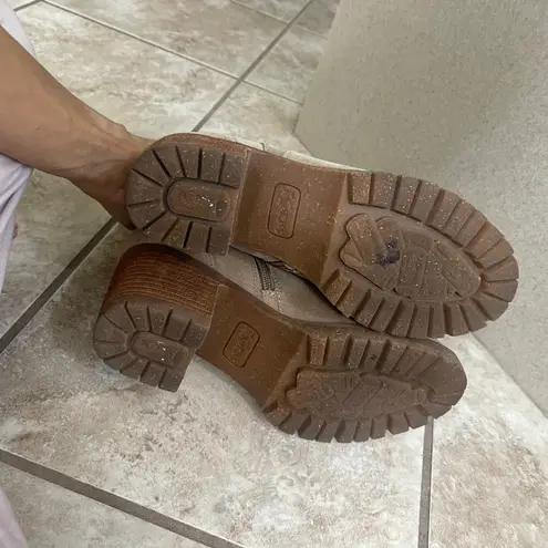 KORKS Women's Esmerelda Lug Sole Booties Color Taupe Size 7.5 side zip Tan