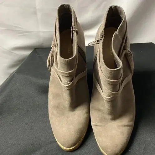 EXPRESS  WO SIZE 9 TAN ANKLE BOOT 3”HEEL INSIDE ZIPPER CRISS CROSS RIBBON… - Image 5