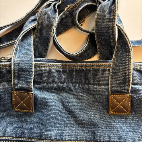 BLUE JEAN TOTE / HANDBAG
HANDLES AND CROSSBODY STRAP FUN AND FABULOUS CHIC TOO