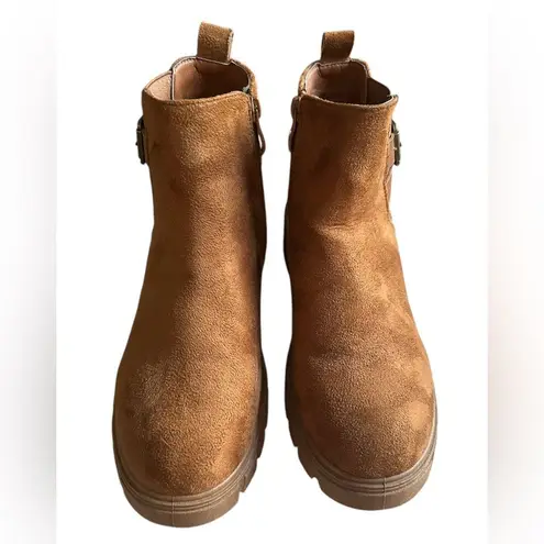 Wanted Women's Cinder Lug Sole Microfiber Ankle Boots. Sizes 8.5. EUC. Tan/Brown Brown