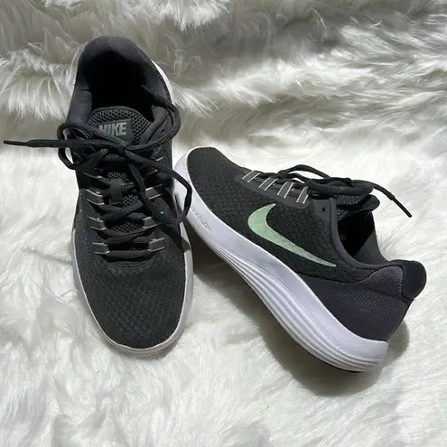 Nike  Lunaconverge Running Shoes Size 6.5.  B69