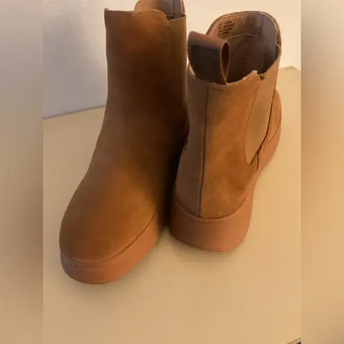 FitFlop women chestnut brown suede platform Chelsea boots size. 9.5