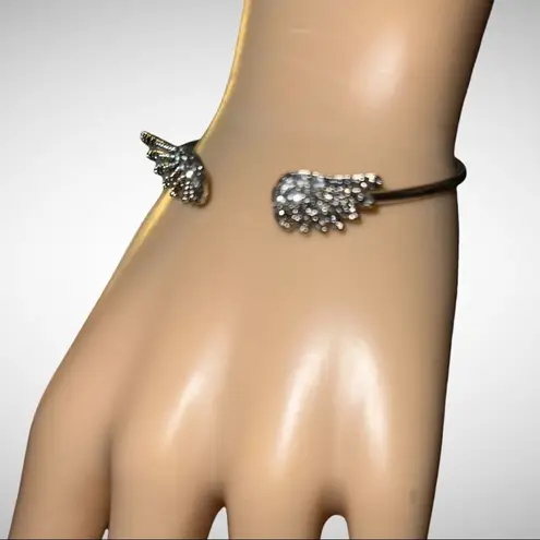 Beautiful silver angel wings bracelet with rhinestone incrusted design! Silver