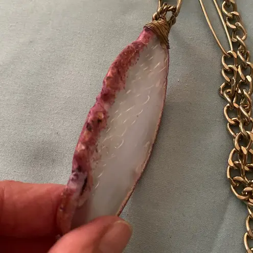 26” Gold Tone Chain Necklace Sliced Agate Stone Pendant White Pink Edge 3.5”H