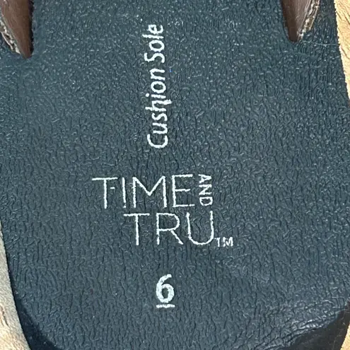 Time and Tru Womens Thong Sandals Size 6 Cushion Sole Floral Accent Black