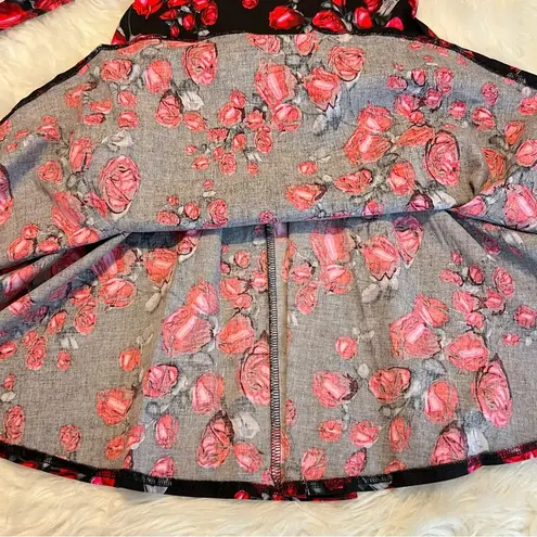 Vogue Fashion Rose Print Dress SZ Medium may have been altered to a small