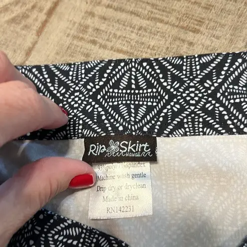 Ripskirt Hawaii True Wrap Skirt Size M Black White Geometric/Tribal print Size M