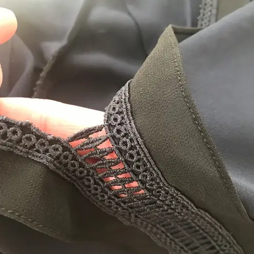 Tahari Navy Sleeveless V-Neck Blouse Tank Top Black Crochet Trim Size Small