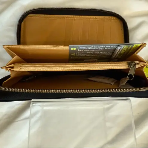 Travelon NWT  RFID Blocking Wristlet Wallet