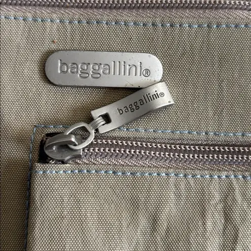 Baggallini LIGHT OLIVE GREEN SHOULDER BAG WITH SNAP FLIP CLOSURE
LOTS OF POCKETS