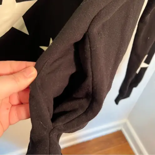 Zenana Outfitters Star Print Hi-Low Sweatshirt Black White