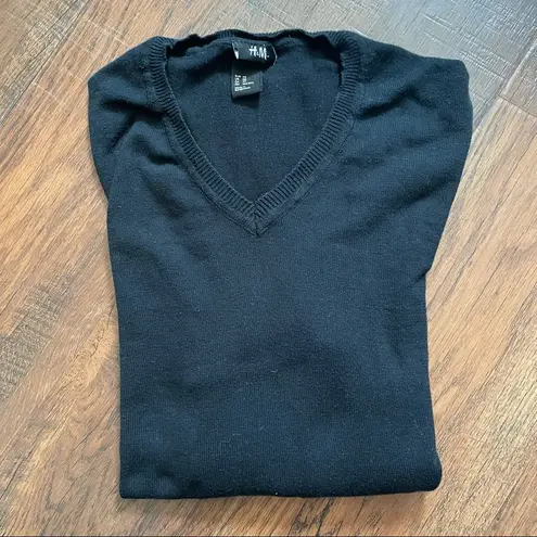 H&M  black pullover v-neck sweater