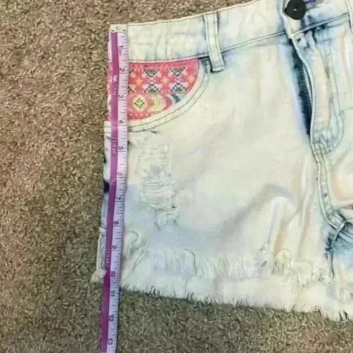 Rue 21  light wash embroidered‎ denim shorts size 7/8