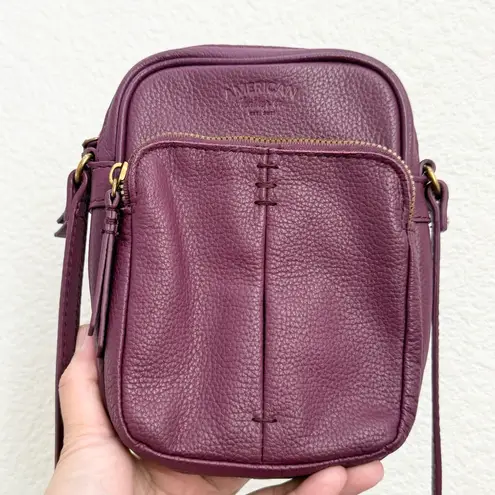 AMERICAN LEATHER Co. Burgundy Pebbled Leather Cleveland Crossbody Bag in Grape Purple