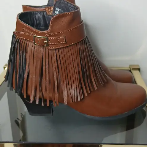 Comfortview brown tassle heeled ankle booties size 8