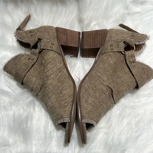 Very G SOLANGE PEEP TOE BOOTIE. Size 8.5. B71