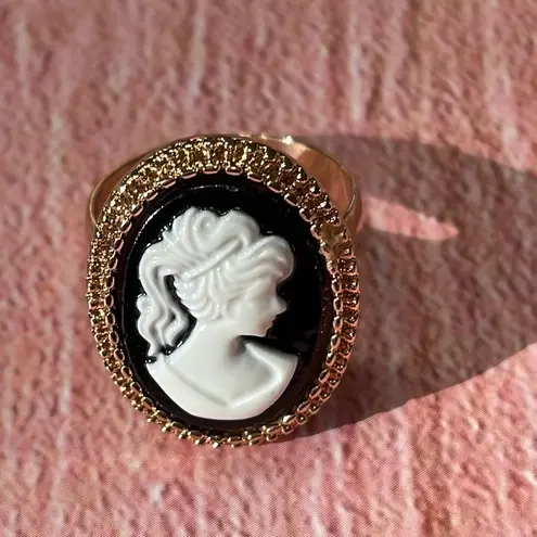 Black And White Cameo Oval Gold Ring
