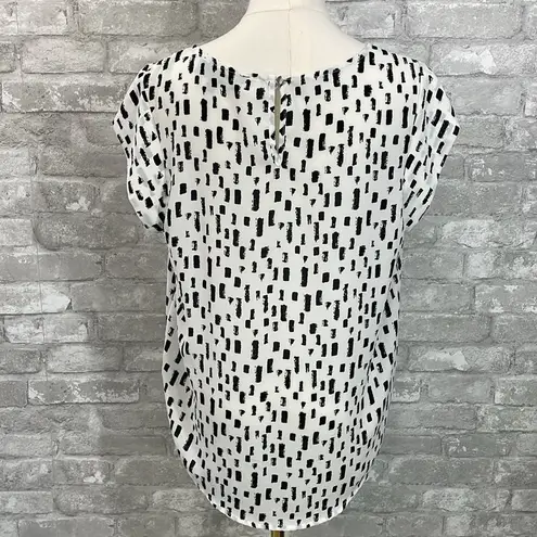 Alice Blue Black and White Sleeveless Graphic Blouse