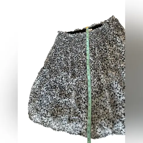 Sienna Sky  M black  and white flower patterned pull on skirt NWOT‎