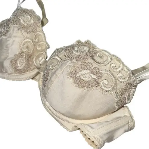 Nina Ricci Paris Women’s Size 32 C Cream Ivory Lace Lightly Padded Bra