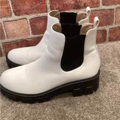 Nasty Gal  womens White Chelsea boots size 7