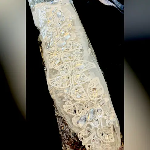 White Exquisite Lace Bridal Gloves