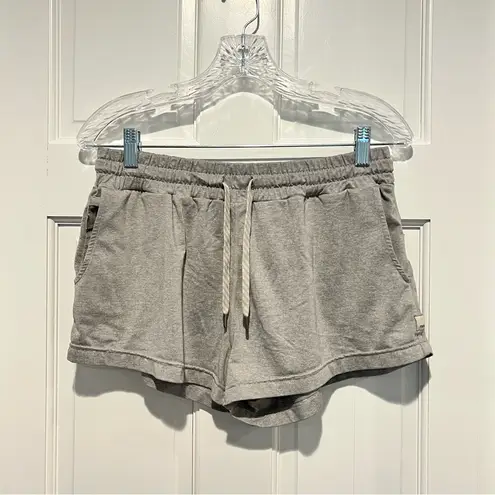 Vuori Halo Performance Shorts Womens Medium Pale Gray Heather