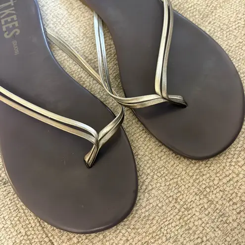 Tkees Duos Thong Sandal in Silver Showers Size 11