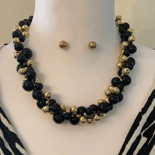 Stylish gold andĀ black beadedānecklaceāw/āmatchingāgoldāstudāearrings