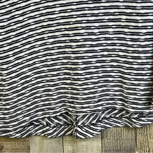 Lucy & Laurel Sz XS Black & White Striped Lightweight Knit Sweater Raw E…