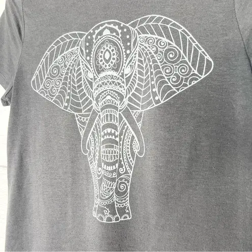 Zoe & Liv Gray Geometric Elephant Casual T-Shirt Size Medium